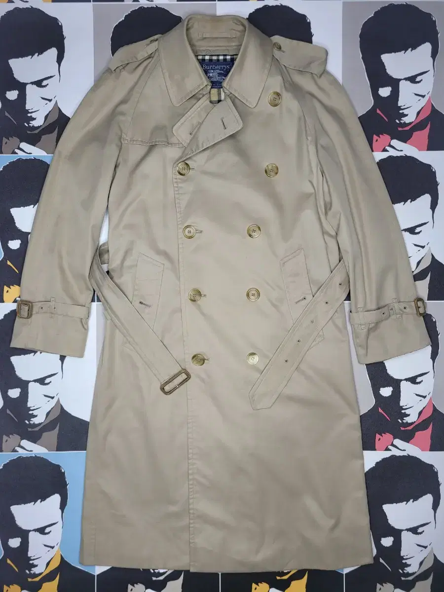 Burberry trench coat in ivory color with lining