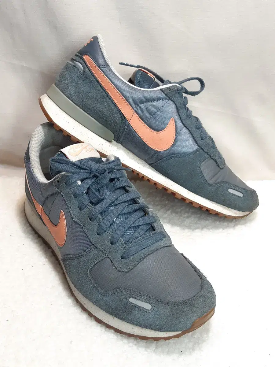 Nike (Genuine) Air Vault 265