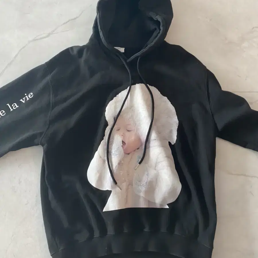 아크메드라비 BABY FACE HOODIE BLACK SNOW