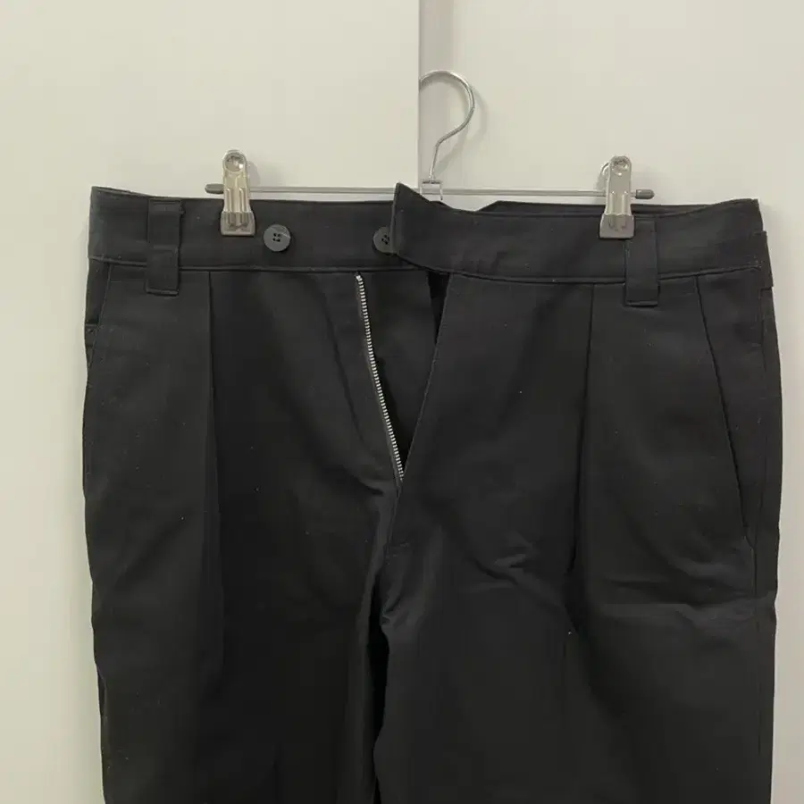 더패브릭 HERRINGBONE TWILL TROUSERS BLACK