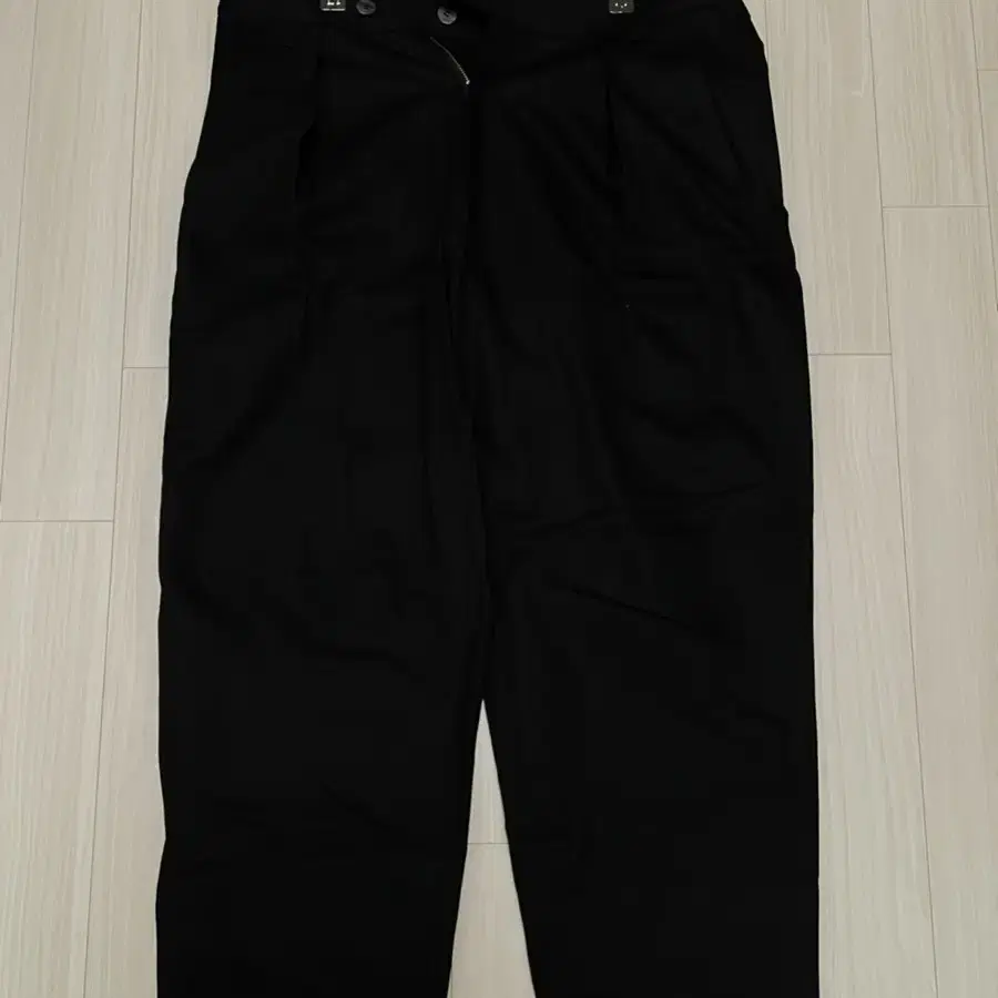 더패브릭 HERRINGBONE TWILL TROUSERS BLACK