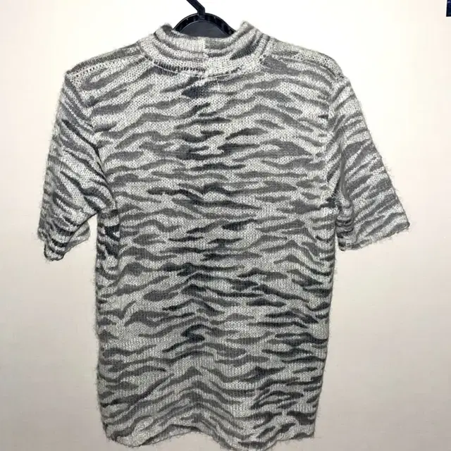 Zebra pattern short-sleeved knitwear