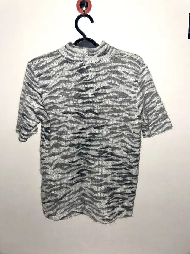 Zebra pattern short-sleeved knitwear