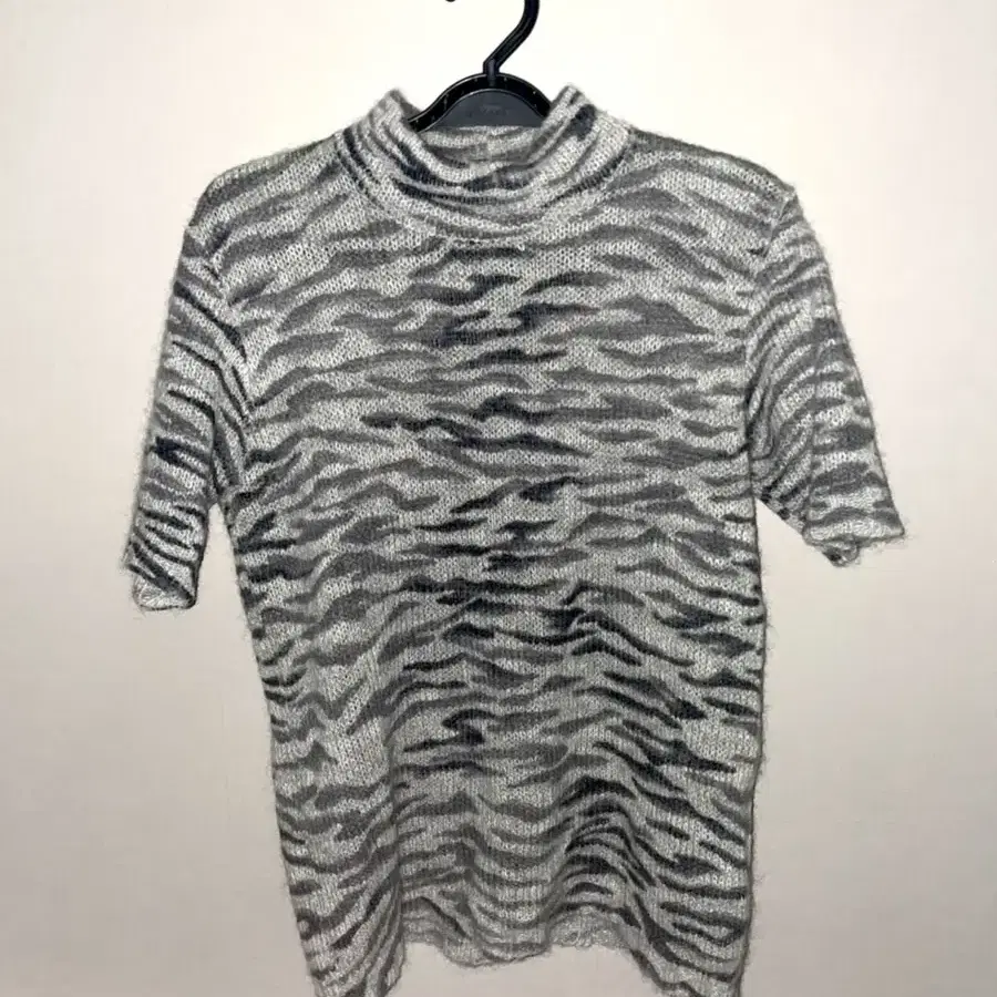 Zebra pattern short-sleeved knitwear