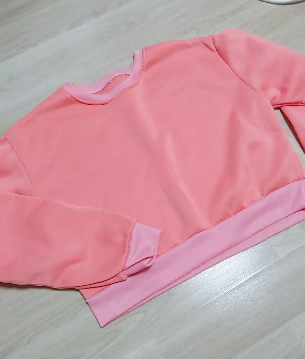 Pink-colored, knitted sweatshirt