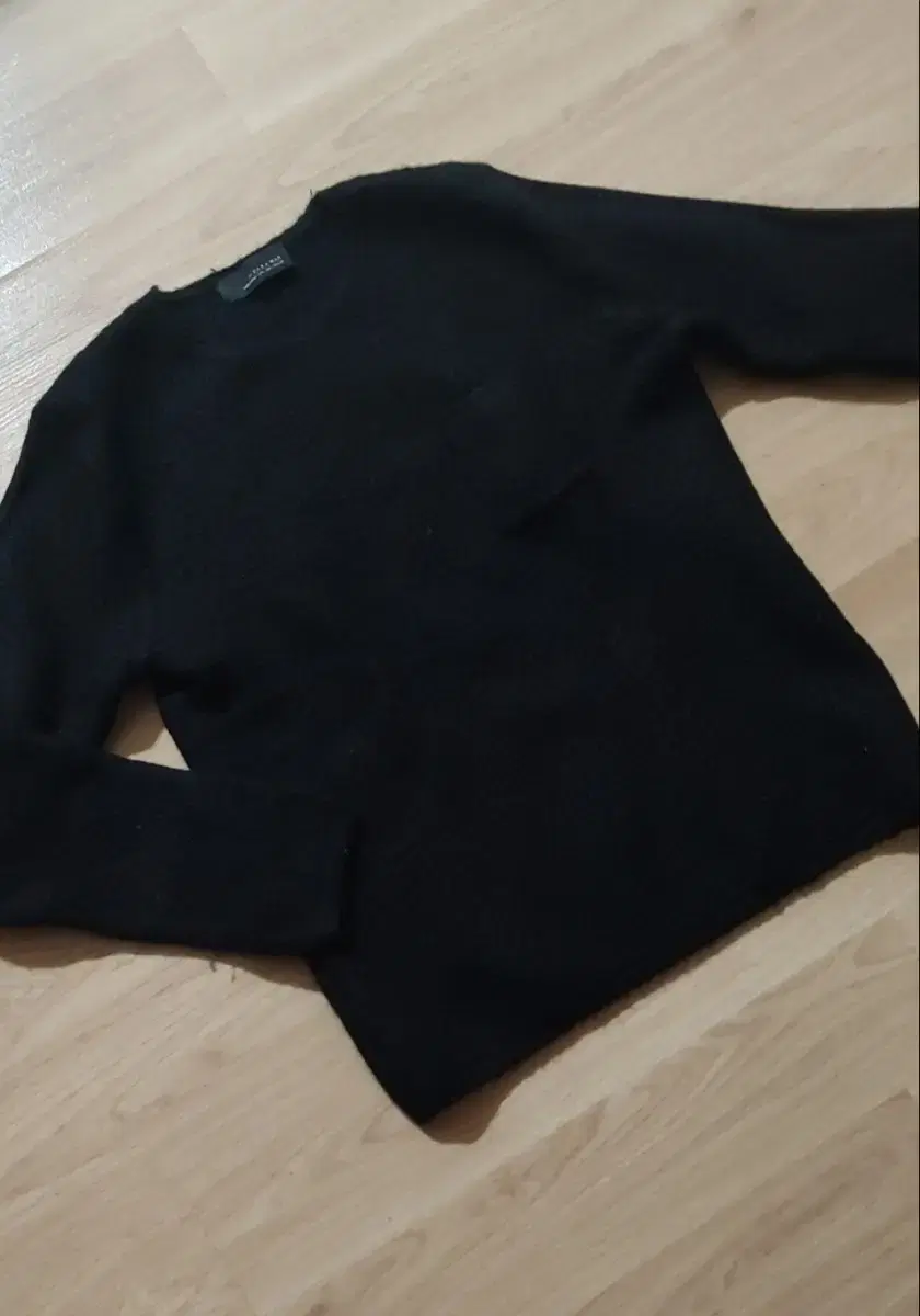 Black long-sleeved T-shirt