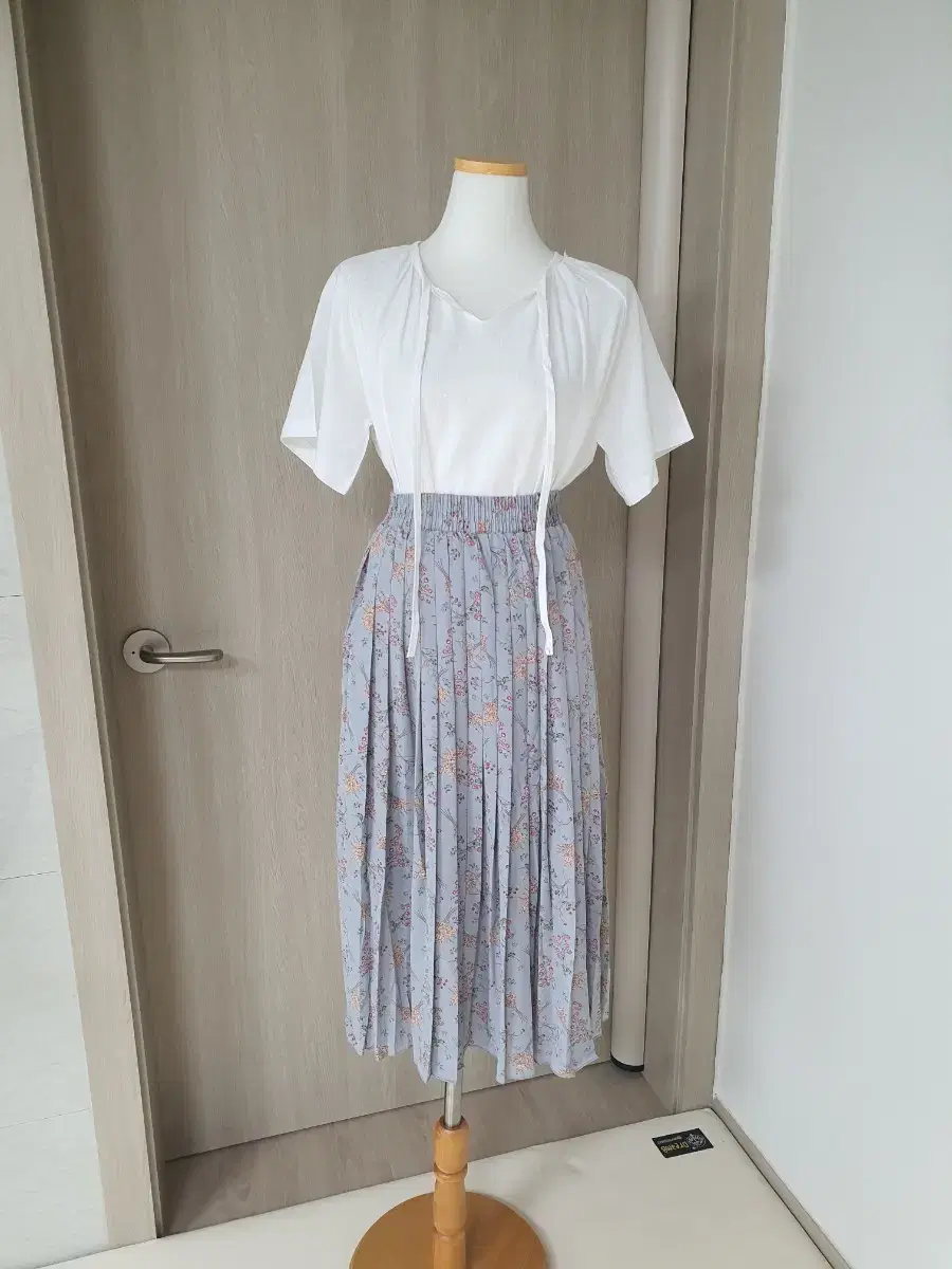 New product) Banding flower pleated skirt