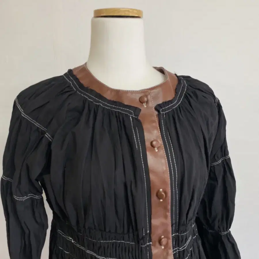 (woman) leather pointed blouse