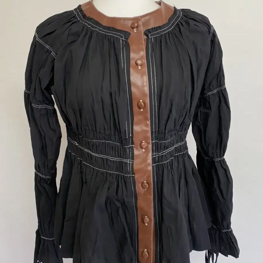 (woman) leather pointed blouse