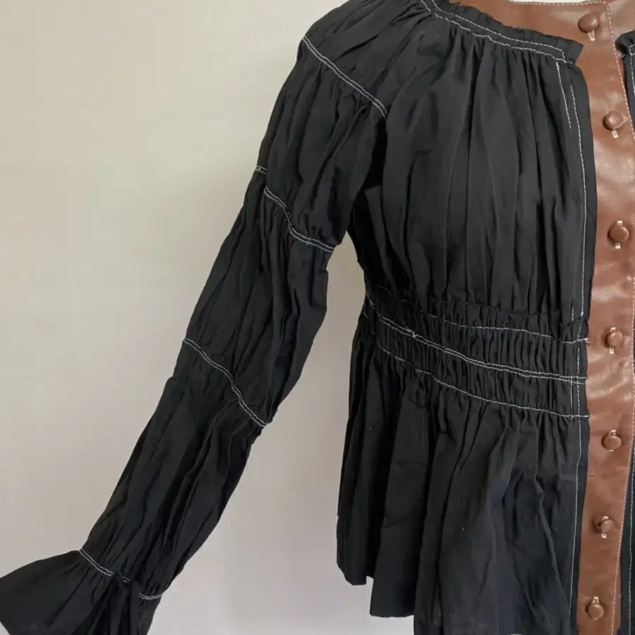 (woman) leather pointed blouse