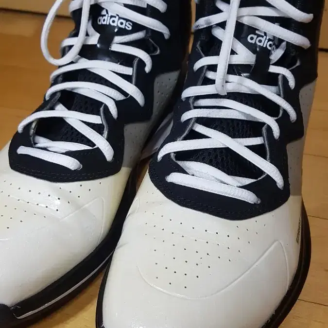 Adidas men's intermidated basketball 슈즈