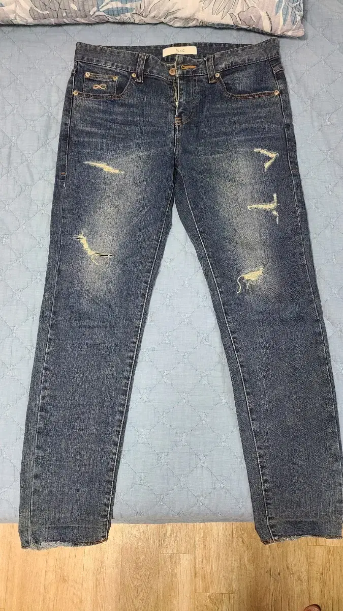 I'm selling a pair of flacked jin jeans size 31.