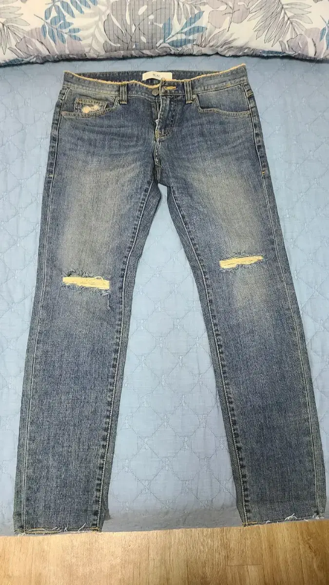 I'm selling a pair of flacked jin jeans size 31.