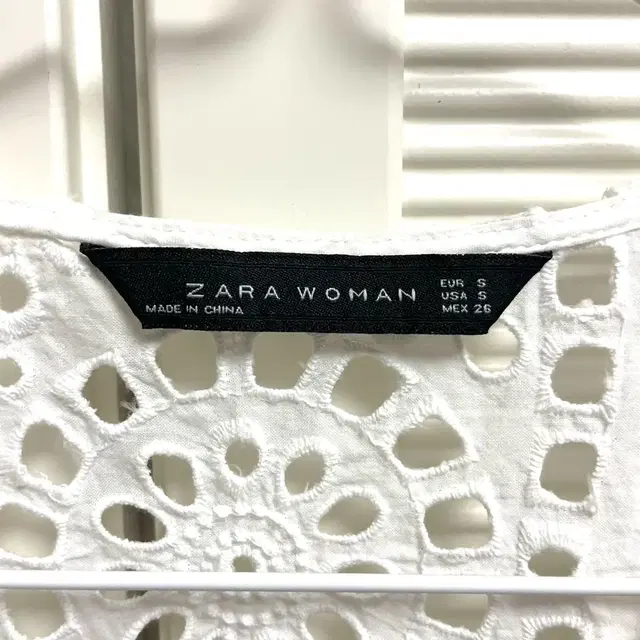 (ZARA )펀칭 레이스 블라우스