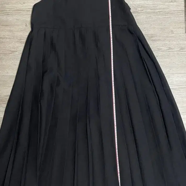 유노이아 eunoia v neck pleats dress