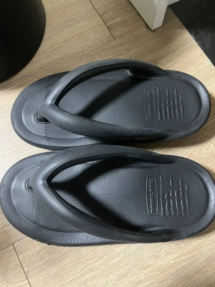 OCCI flip flops size S