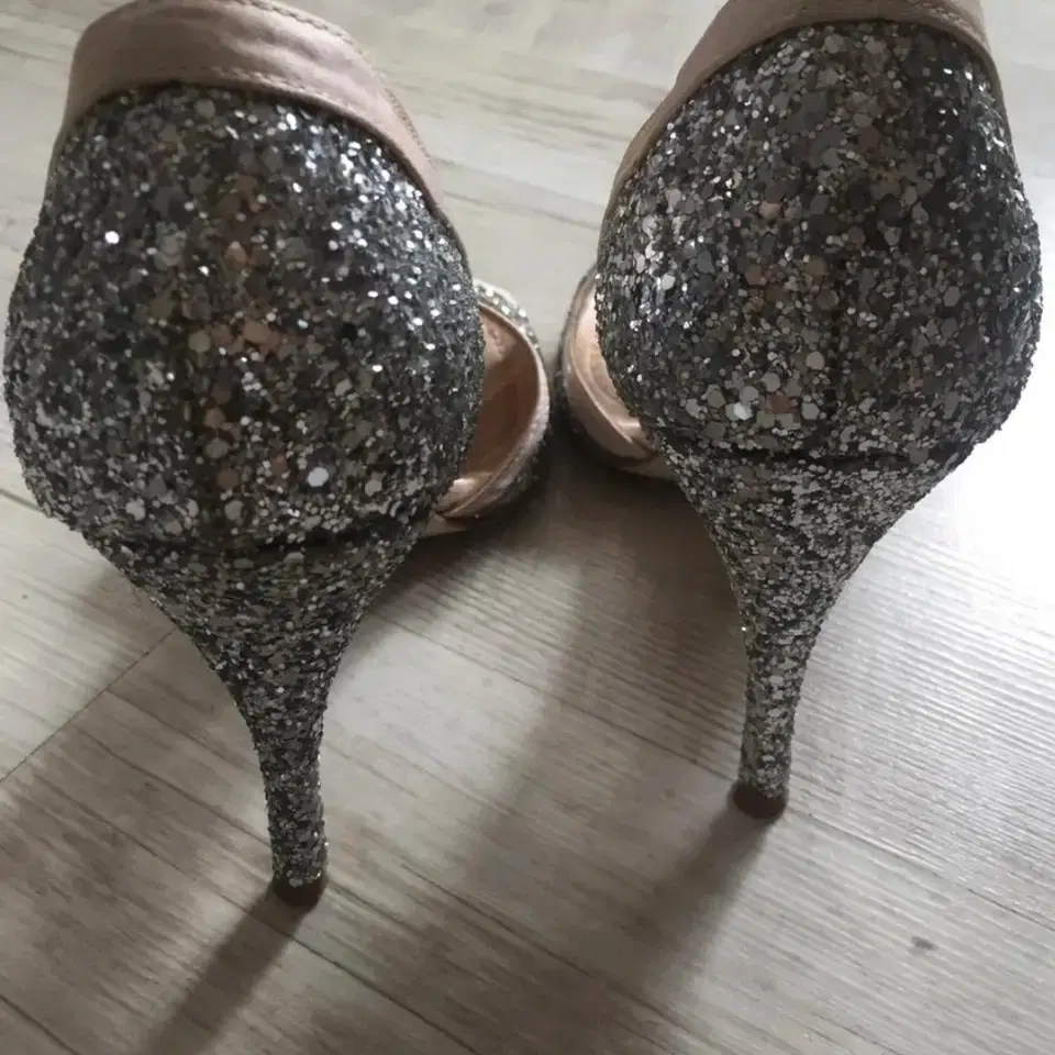 SUECOMMA BONNIE | 슈콤마보니 Super-cheap glittery high heels from Shoe Comma  Boni #슈콤마보니,#글리터힐,#웨딩슈즈,#파티슈즈 on Bunjang Global Site., image size:960x960