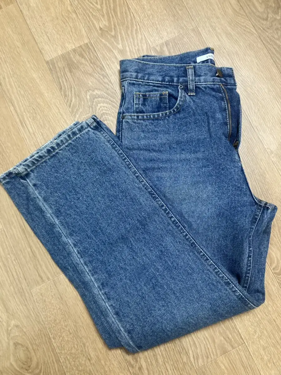 Basic straight leg jeans small