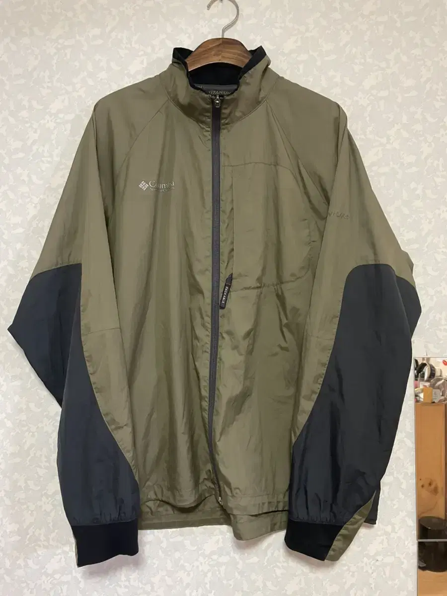 Colombia Windbreaker L