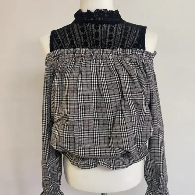 (woman) shoulder laced blouse