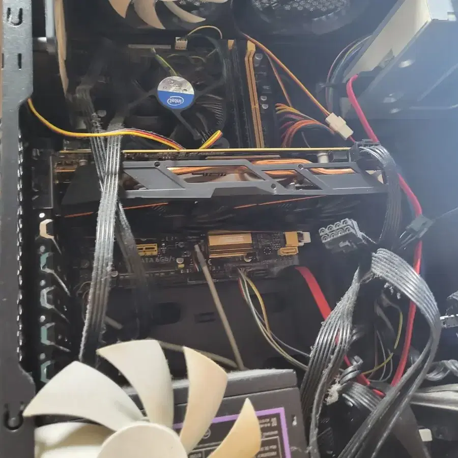 기가바이트 rx580 4G 그래픽 카드 팝니다.