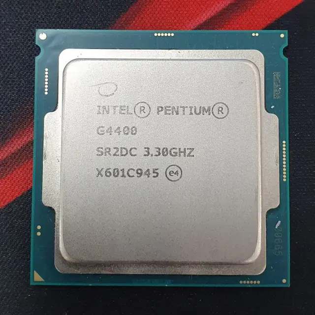 Intel 펜티엄 G4400 CPU입니다.