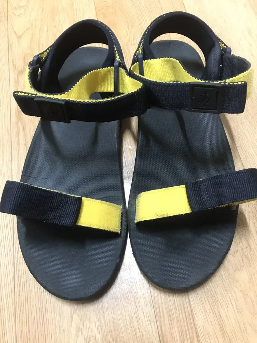 Uniqlo JW Anderson Sandals Short (275-280)