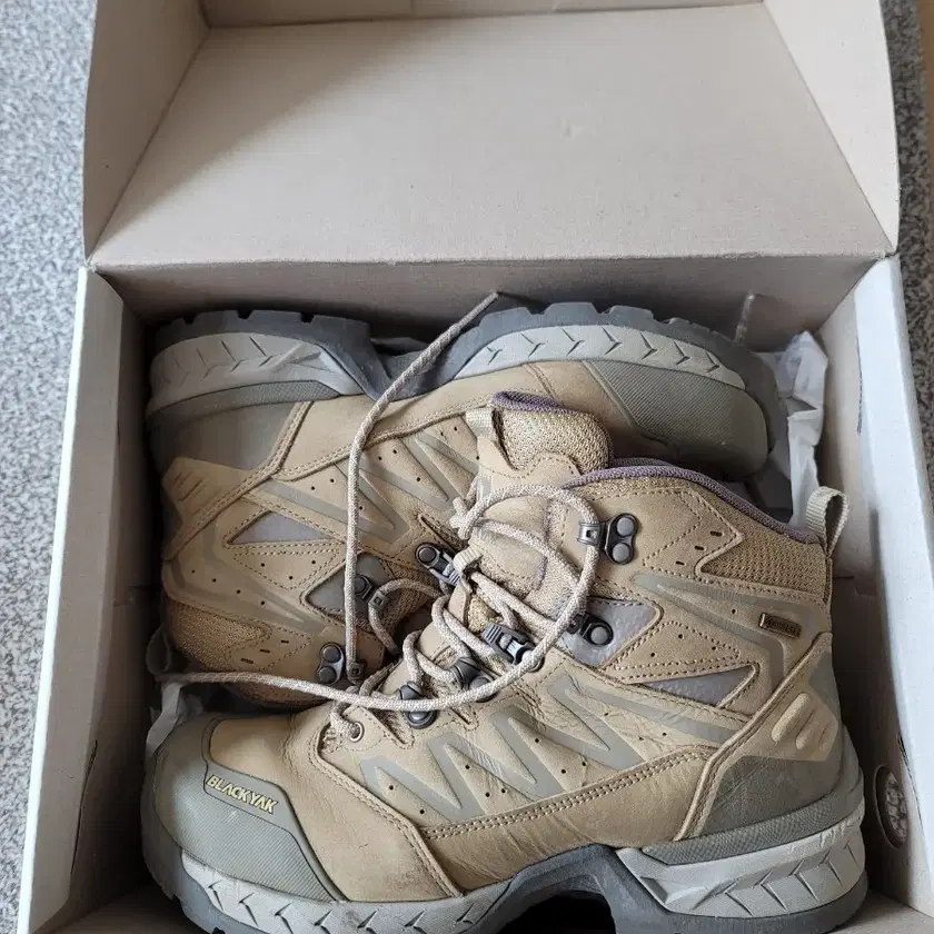 BLACKYAK Hiking/Trekking Shoes 블랙야크,블랙야크등산화,이시영등산화,야크로드 on Bunjang with