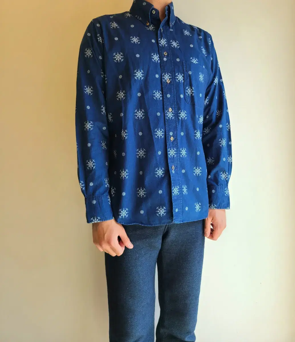 High-waisted indigo casual shirt