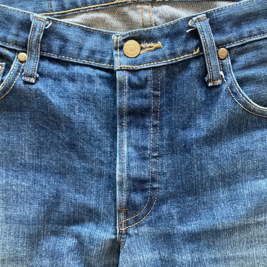 (32) 90's USA levis 501-0657 denim