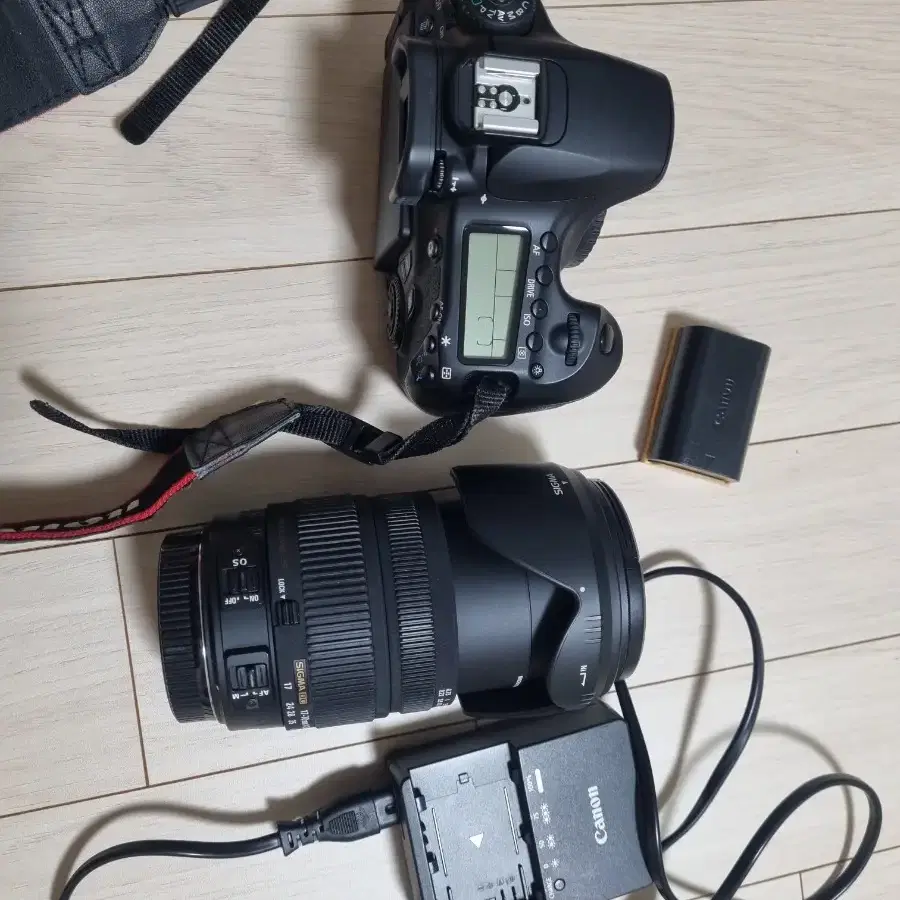 캐논 60D DSLR  시그마렌즈17-70 1바디본체 밧데리2개 충전기