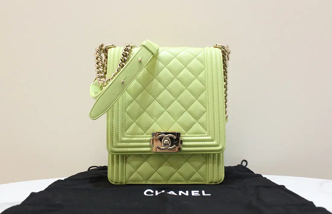 [중고명명다올동래점] Chanel Boy Satchel Bag Light Green AS0130 Condition A+