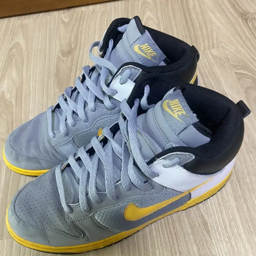 nlke dunk high premium 275 사이즈 판매합니다