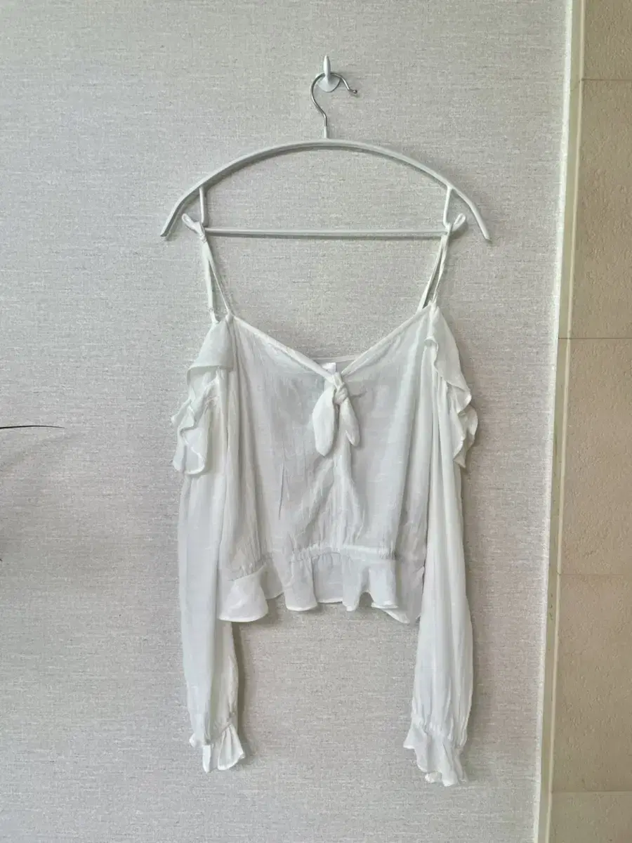 (New product) H&M White Tied Off-the-Shoulder (Adjustable Strap Length)