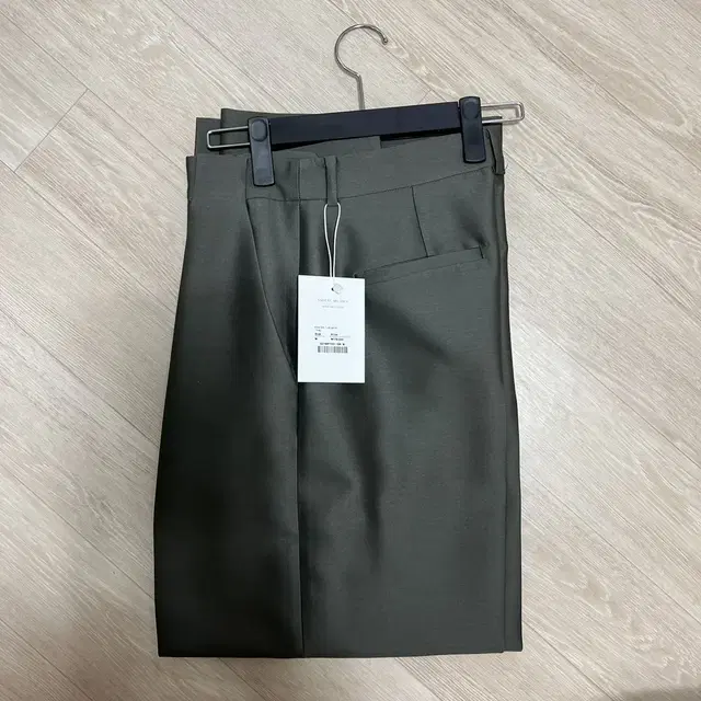 소치이 wool silk tuck pants