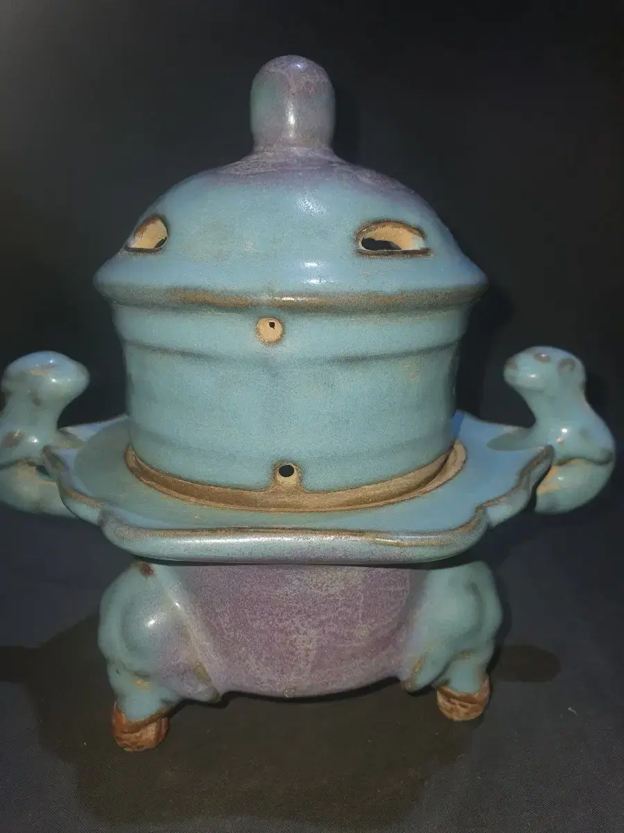 Gyun-Yo Yang Yi Three-Footed Incense Burner