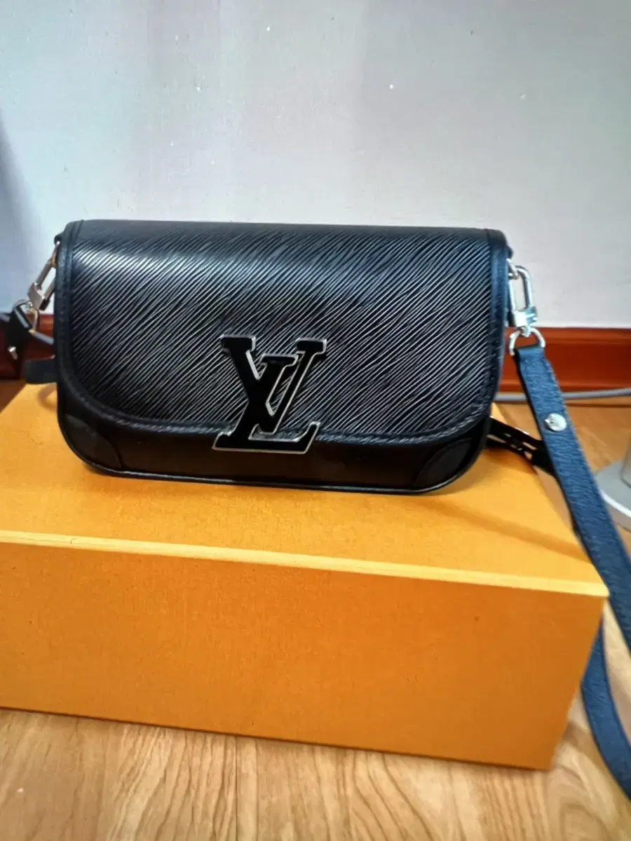 Louis Vuitton] Louis Vuitton LOGO LV M2472D Cuero BC1117 Pulsera unisex  grabada A+Rango – KYOTO NISHIKINO