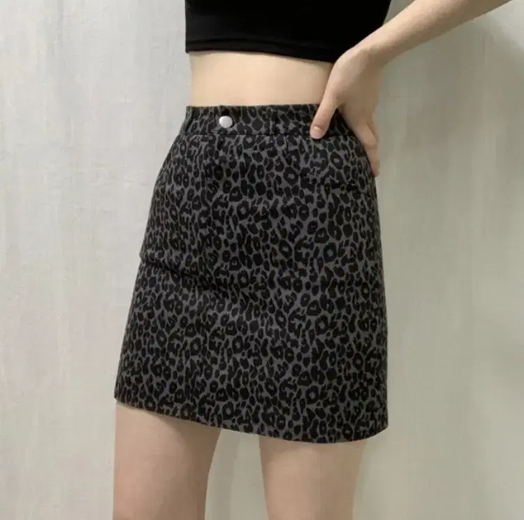 Leopard-print skirt