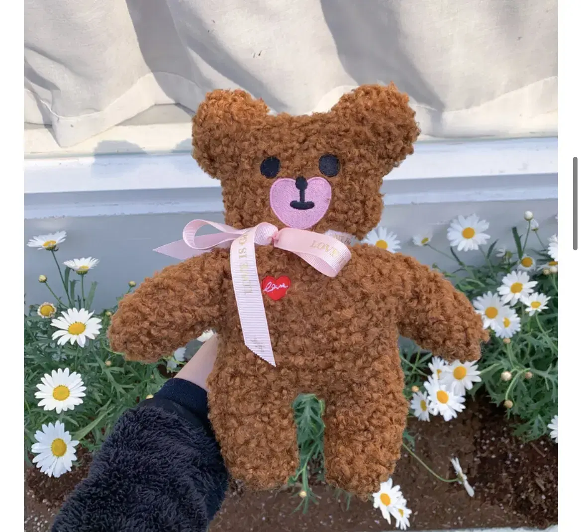 Busan prop shop Love is Giving Heart Bear Loving Brown Doll