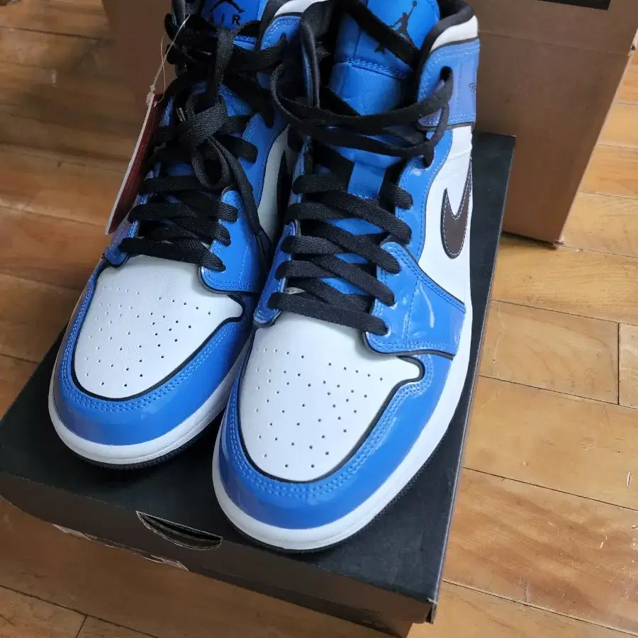 Jordan 1 mid SE Signal blue 265