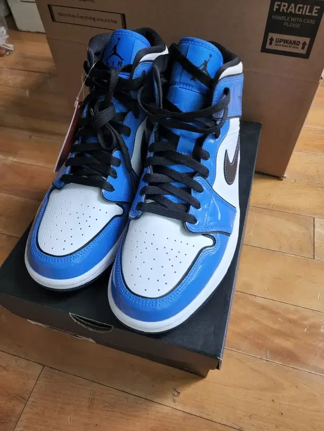 Jordan 1 mid SE Signal blue 265