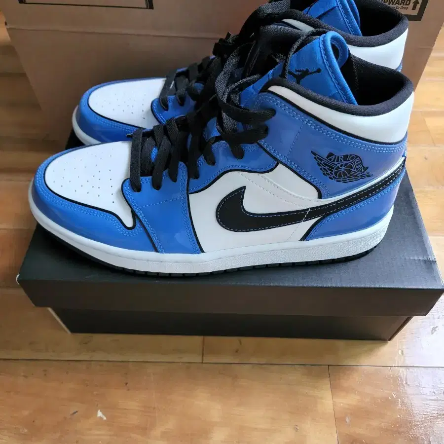 Jordan 1 mid SE Signal blue 265