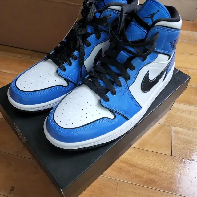 Jordan 1 mid SE Signal blue 265