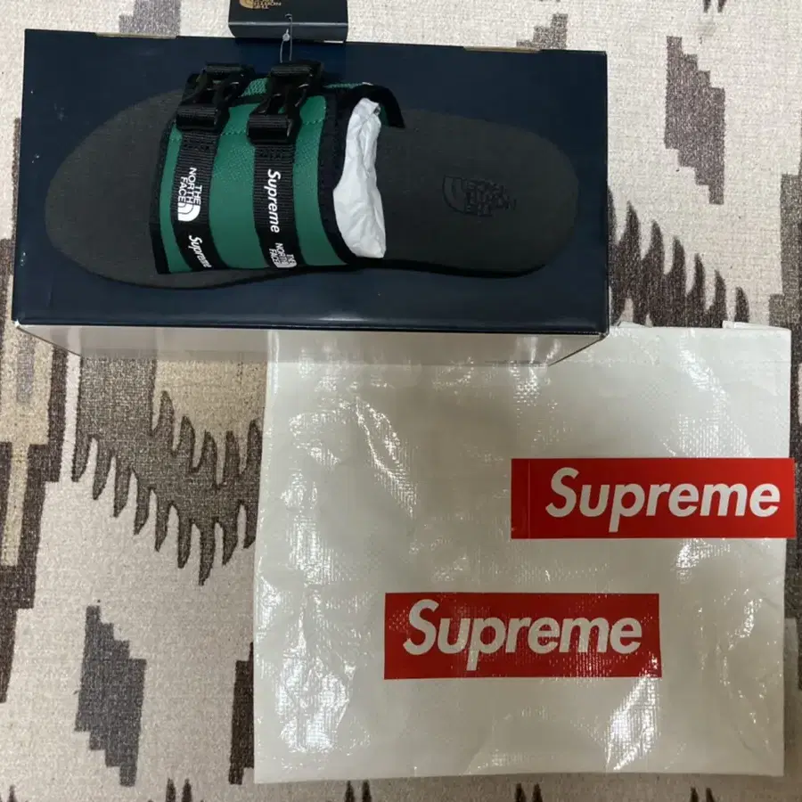 supreme x north face 22ss sandal