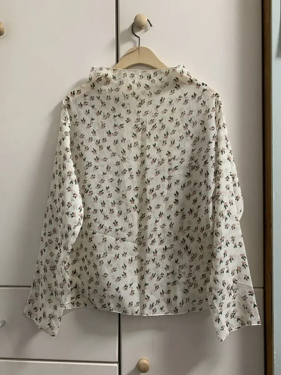 See-through floral long-sleeved blouse