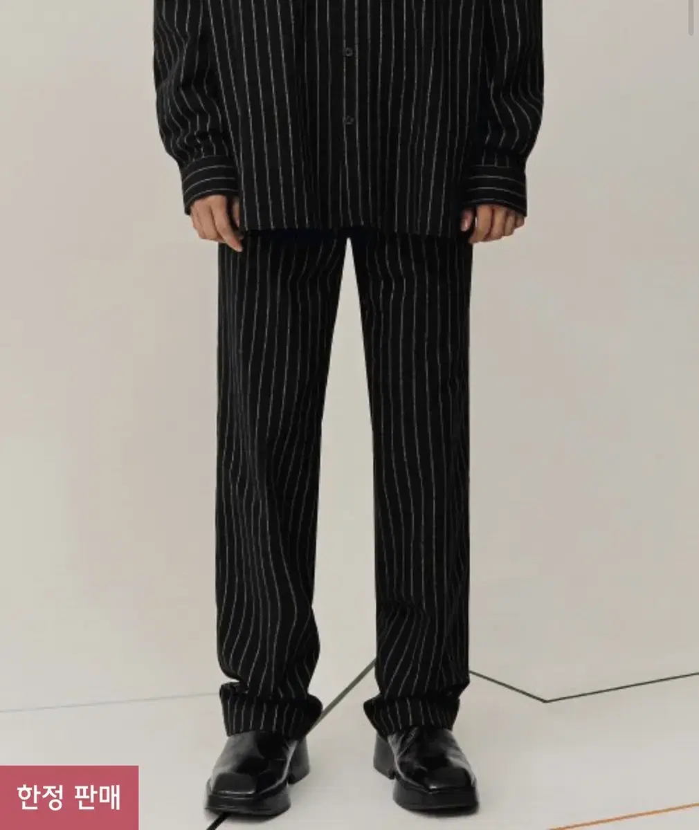 Striped black semi-wide slacks 30