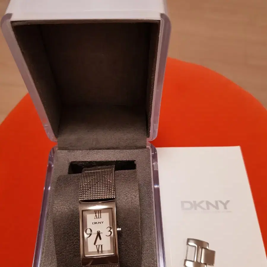 DKNY  여성 실버 메탈시계