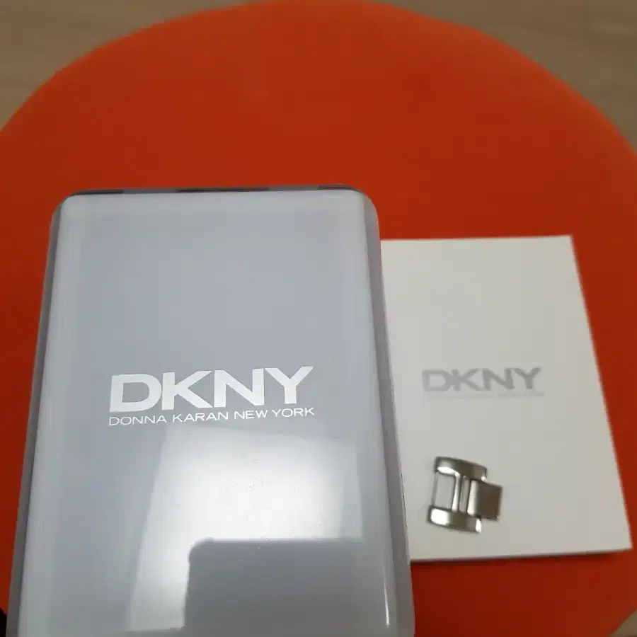 DKNY  여성 실버 메탈시계