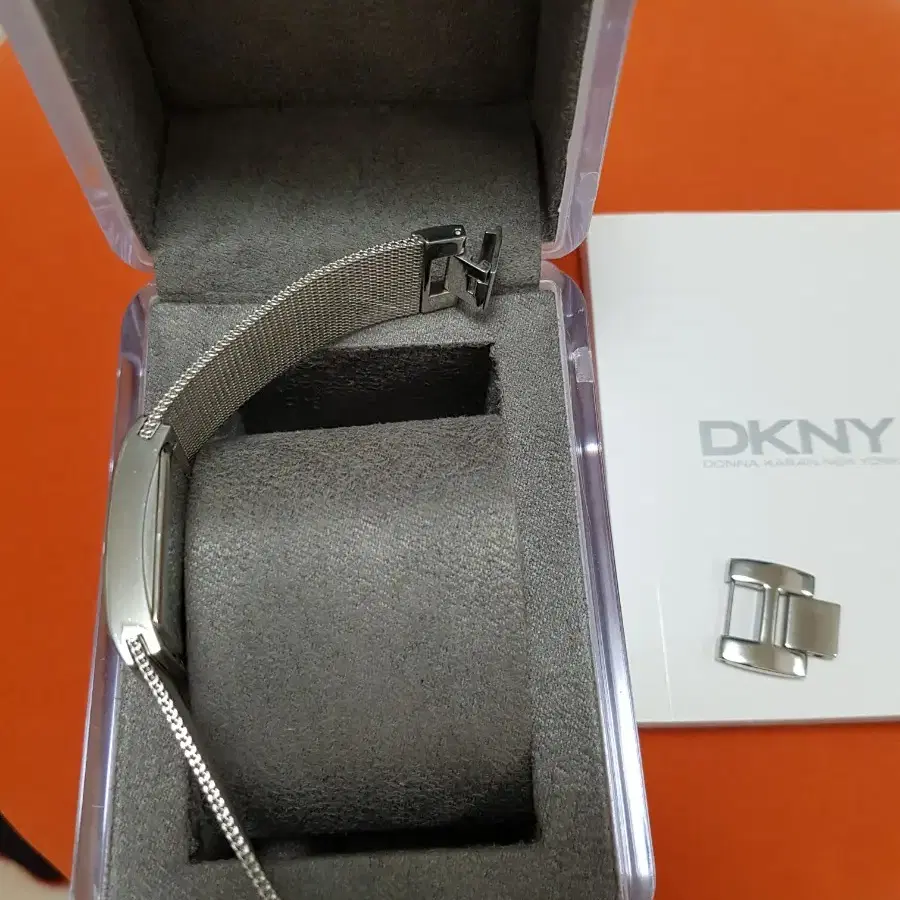 DKNY  여성 실버 메탈시계