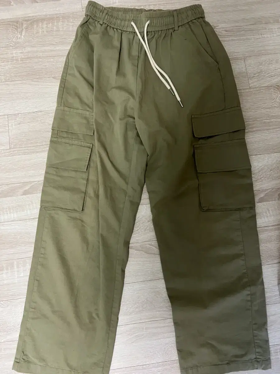 Wide cargo pants